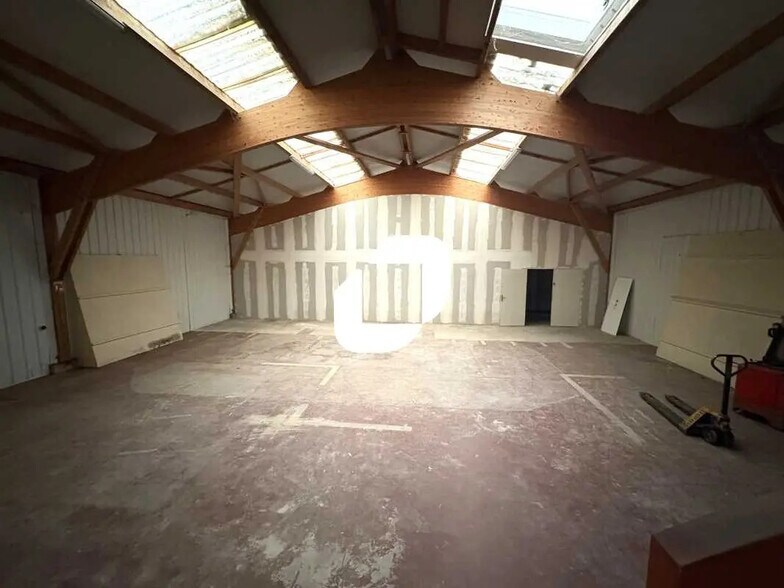 Bureau dans Jouars-Pontchartrain à louer - Photo de l’immeuble – Image 1 sur 12