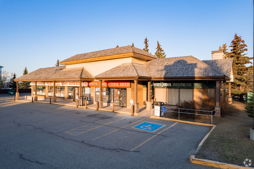 Hawkwood Village Shopping Centre portefeuille de 8 biens à vendre sur LoopNet.fr - Photo principale – Image 3 sur 8