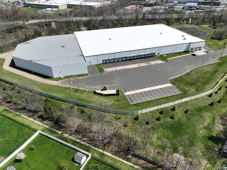 138 Georges Rd, Dayton, NJ à louer - Photo de l’immeuble – Image 2 sur 4