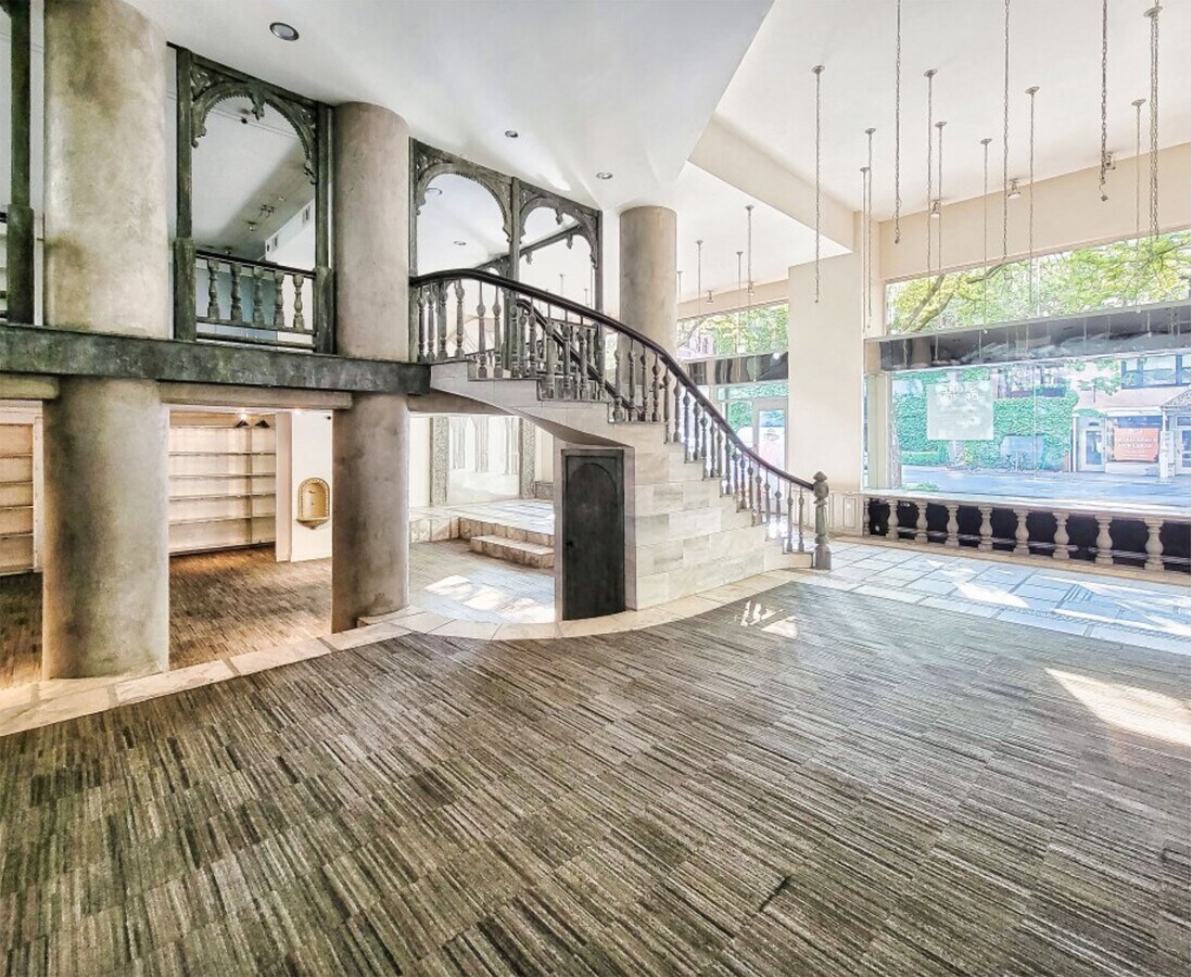 1327 Madison Ave, New York, NY 10128 - Lot 1327 -  - Photo intérieure - Image 1 of 3