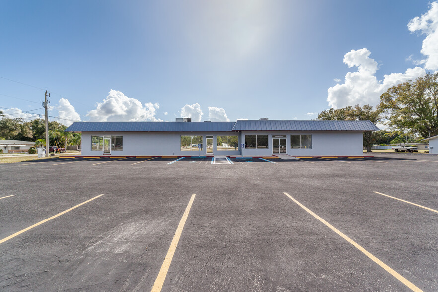 4750 Bayline Dr, North Fort Myers, FL à louer - Photo de l’immeuble – Image 1 sur 6