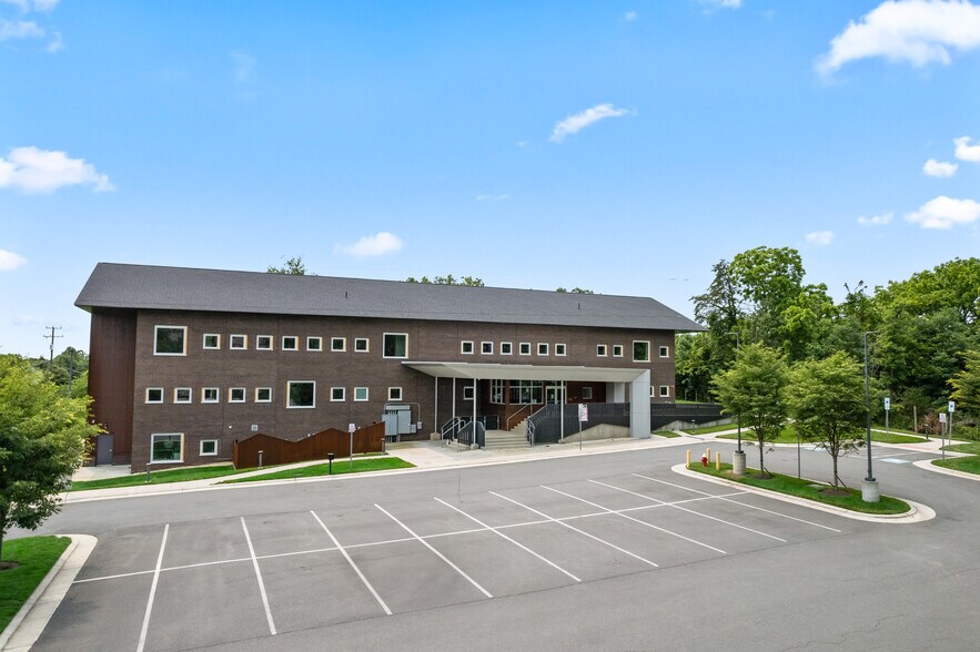 20577 Ashburn Rd, Ashburn, VA à louer - Photo de l’immeuble – Image 3 sur 39