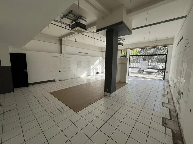 Plus de détails pour Local commercial à louer