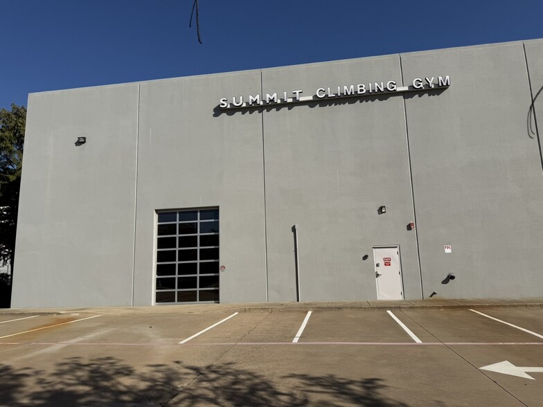 1040 Mustang Dr, Grapevine, TX à louer - Photo de l’immeuble – Image 2 sur 16