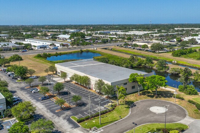 Plus de détails pour 6950 112th Cir, Largo, FL - Industriel/Logistique à louer