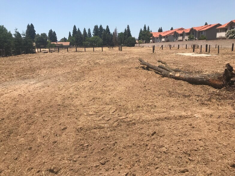 8715 N Chestnut Ave, Fresno, CA à vendre - Photo de l’immeuble – Image 3 sur 9