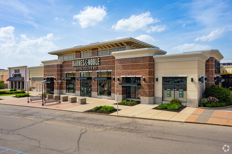 5330 W Saginaw Hwy, Lansing, MI à louer - Photo de l’immeuble – Image 2 sur 6