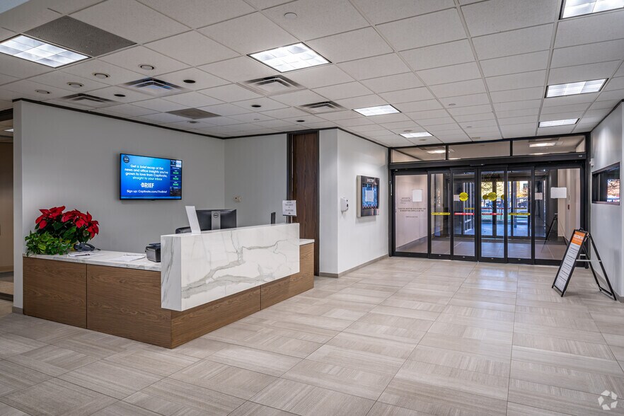 363 N Sam Houston Pky E, Houston, TX à louer - Photo intérieure – Image 1 sur 26