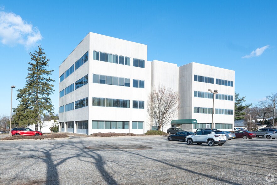300 Wheeler Rd, Hauppauge, NY à vendre - Photo principale – Image 1 sur 18