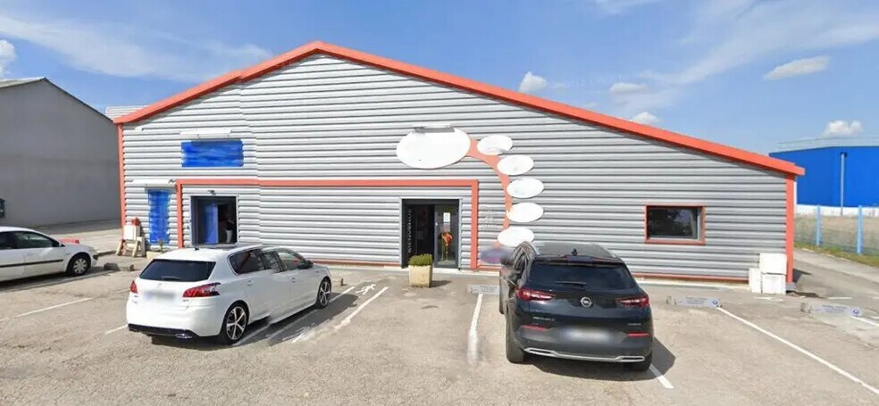 Local d’activités dans Pontarlier à louer - Photo de l’immeuble – Image 2 sur 4