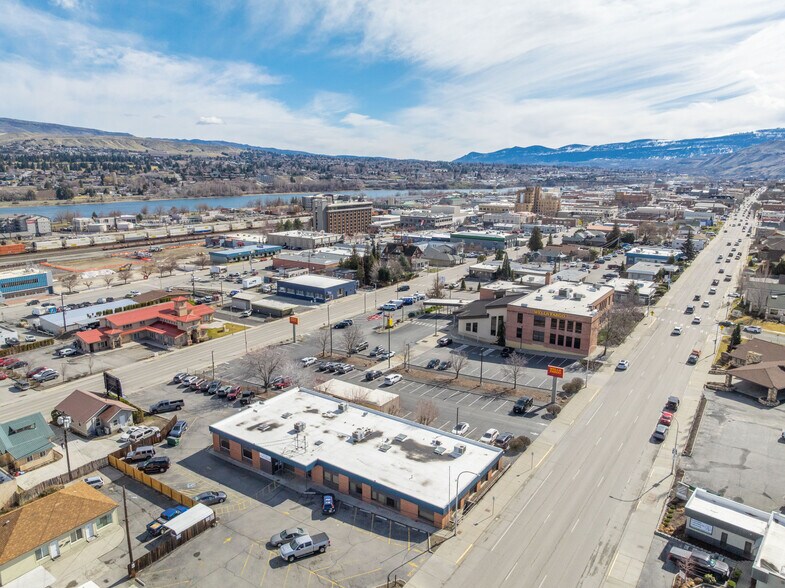 325 Chelan Ave, Wenatchee, WA à louer - Photo principale – Image 1 sur 24