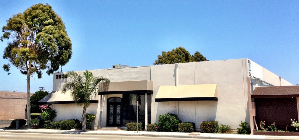 2533 S Main St, Santa Ana, CA à louer - Photo principale – Image 1 sur 10