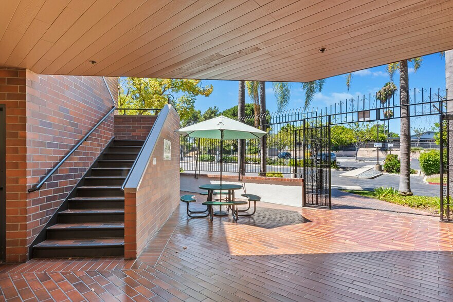 2067 W Vista Way, Vista, CA à louer - Photo de l’immeuble – Image 3 sur 10