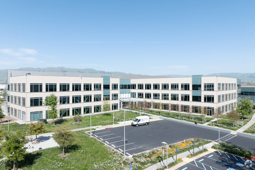 135 N McCarthy Blvd, Milpitas, CA à louer - Photo de l’immeuble – Image 1 sur 32