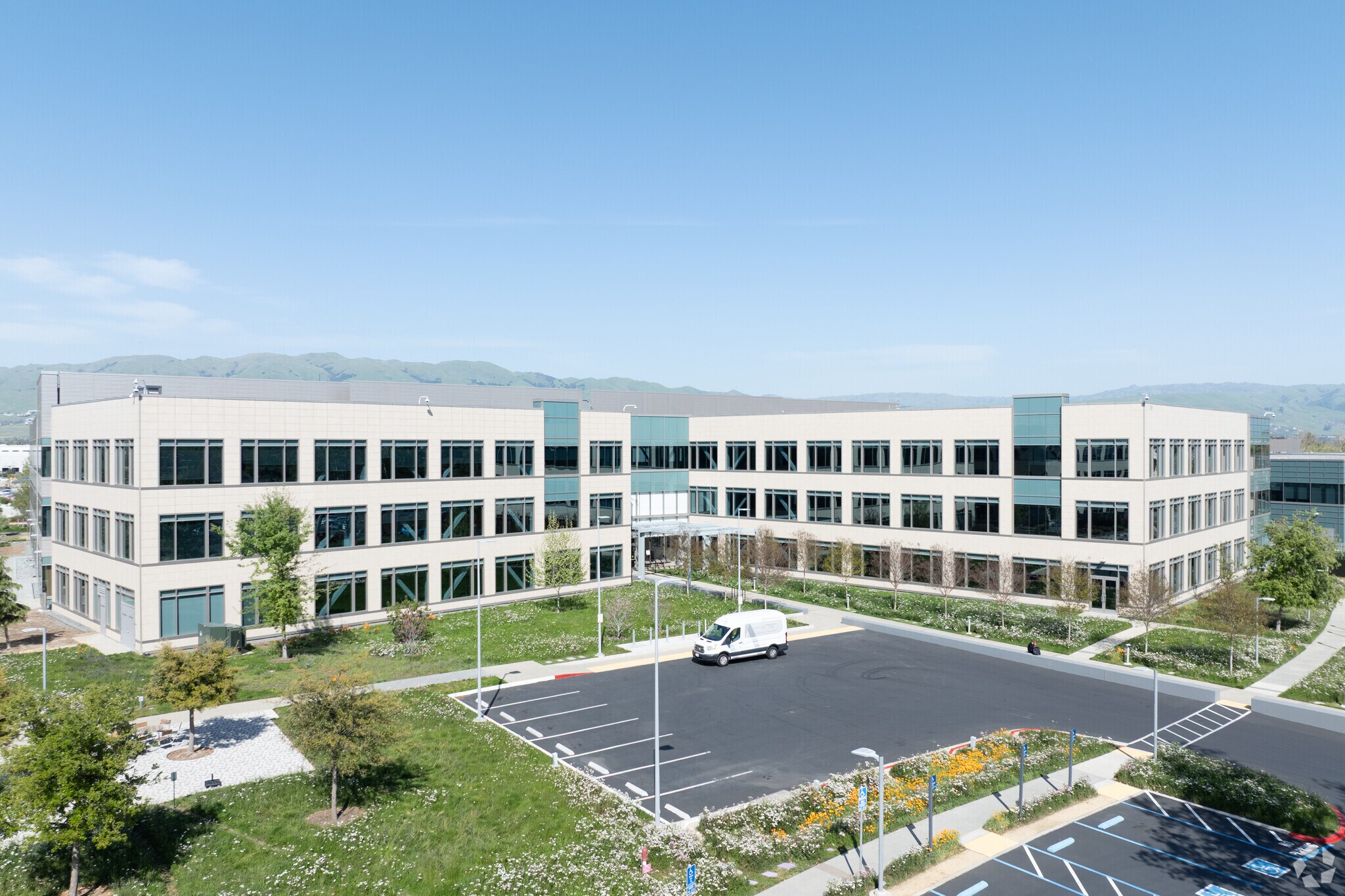 135 N McCarthy Blvd, Milpitas, CA à louer Photo de l’immeuble– Image 1 sur 33