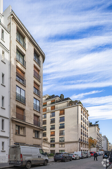 Avenue Montaigne, Paris à louer - Photo de l’immeuble – Image 2 sur 12