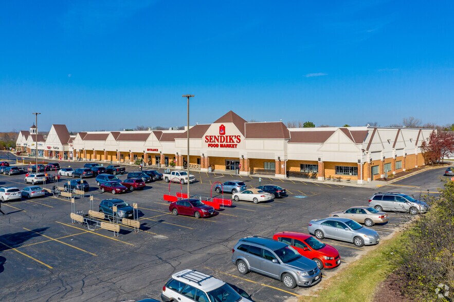 N112W15800 Mequon Rd, Germantown, WI à louer - Photo de l’immeuble – Image 1 sur 6