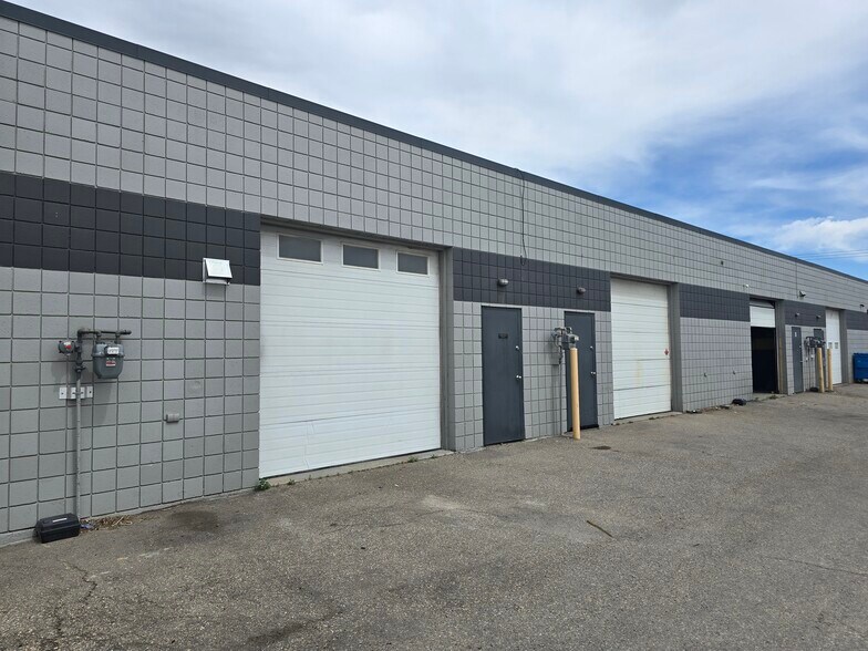 1247 36th Ave NE, Calgary, AB à vendre - Photo de l’immeuble – Image 3 sur 17
