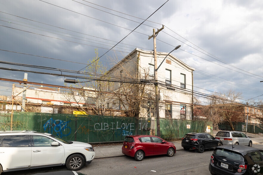 2201 121st St, College Point, NY à louer - Photo de l’immeuble – Image 2 sur 9