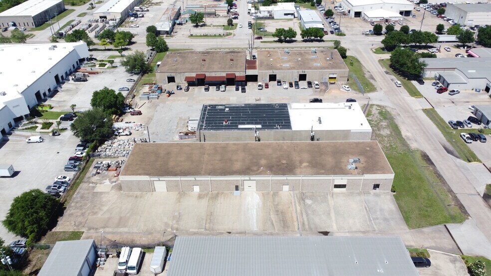 5121 Steadmont Dr, Houston, TX à louer - Photo de l’immeuble – Image 2 sur 12