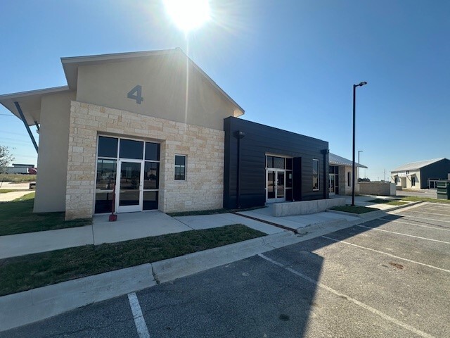 120 Riverwalk Dr, San Marcos, TX à louer Photo de l’immeuble– Image 1 sur 4