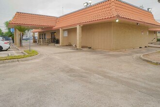 916 Houston St, Laredo, TX à louer Photo de l’immeuble– Image 2 sur 8