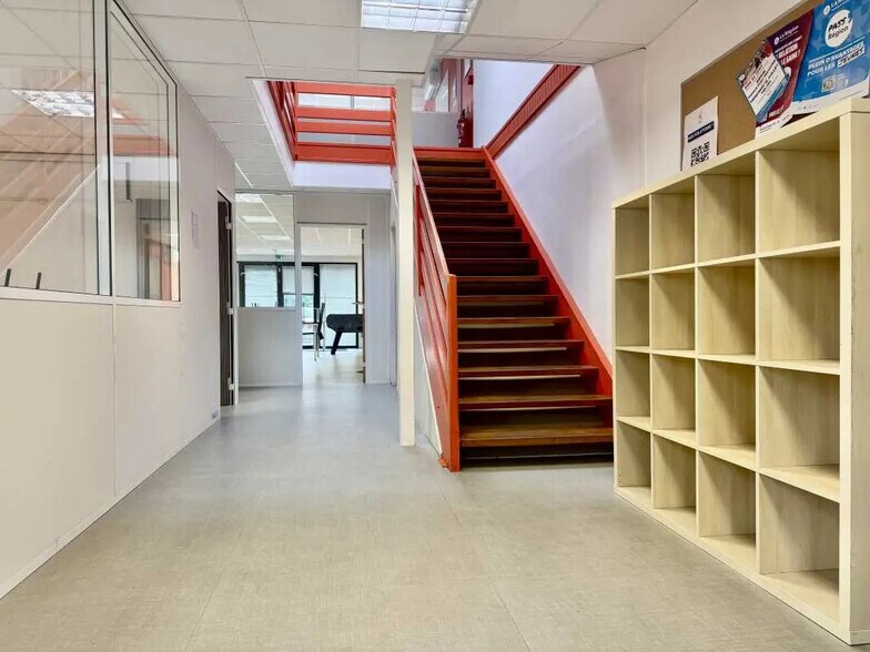 Bureau dans Bron à louer - Photo de l’immeuble – Image 3 sur 13