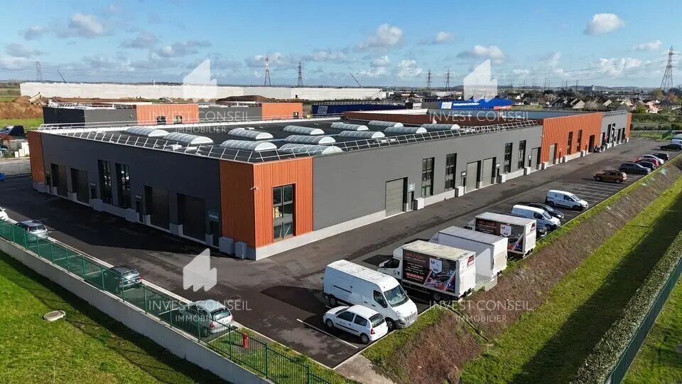 Local d’activités dans Champagne-sur-Oise à louer Photo principale– Image 1 sur 9