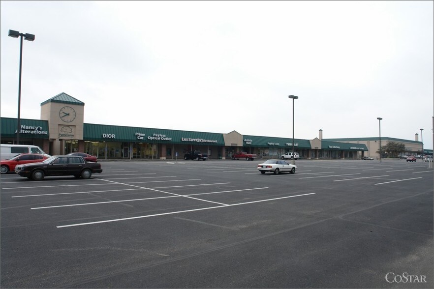 910-980 S Oliver St, Wichita, KS à louer - Photo de l’immeuble – Image 3 sur 21