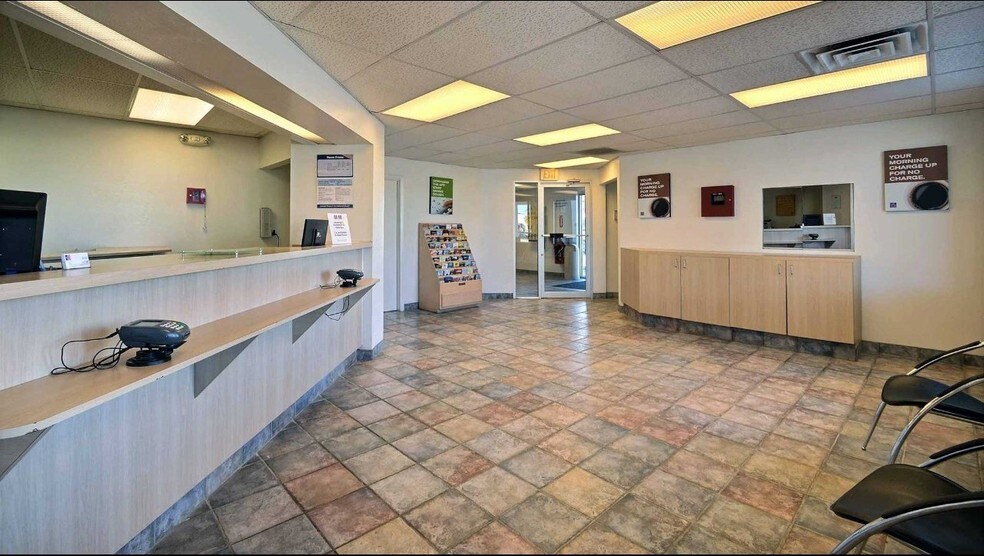 5151 Elmwood Ave, Indianapolis, IN à vendre - Hall d’entrée – Image 2 sur 6
