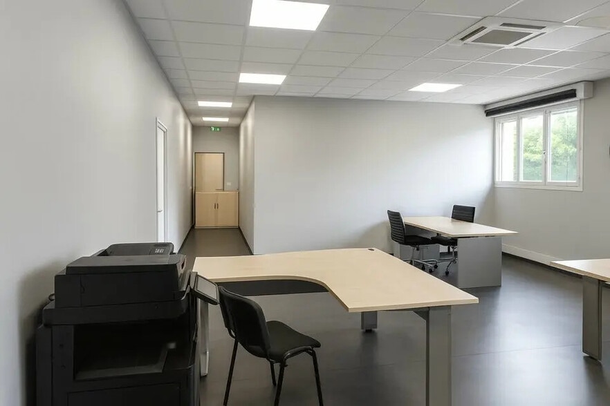 Local d’activités dans Bourgoin-Jallieu à louer - Photo intérieure – Image 3 sur 6