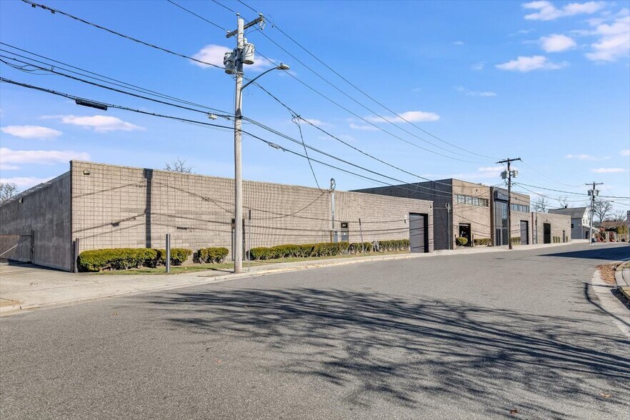 22 Sprague Ave, Amityville, NY à louer - Photo de l’immeuble – Image 3 sur 9