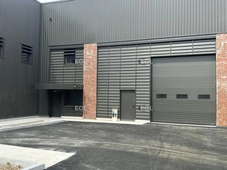 Local d'activités dans Signes à vendre - Photo de l’immeuble – Image 2 sur 4