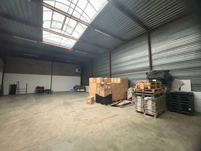 Plus de détails pour Local d'activités à louer