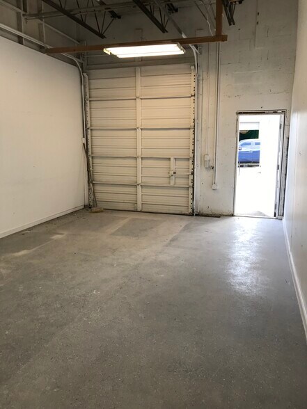 1700 Latham Rd, West Palm Beach, FL à louer - Photo de l’immeuble – Image 3 sur 13