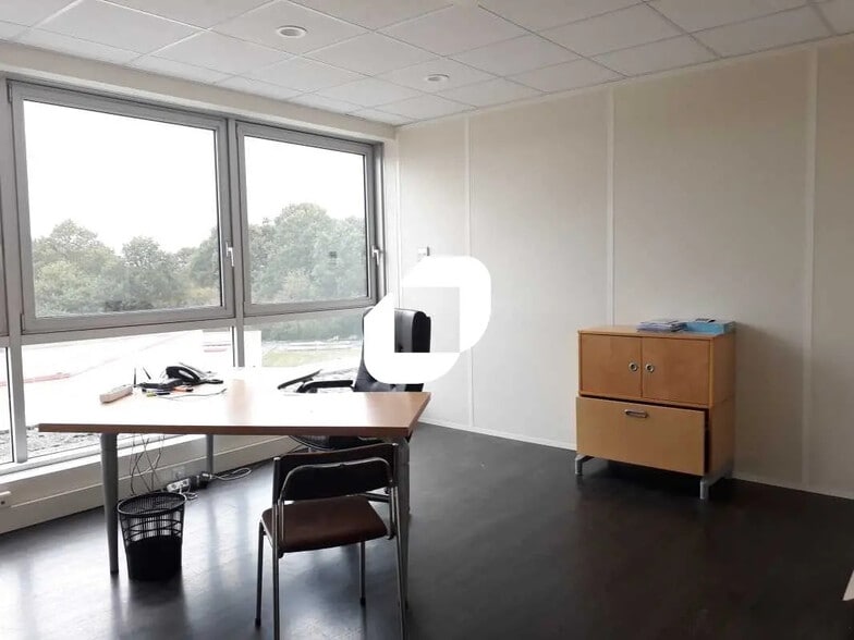 Bureau dans Les Essarts-le-Roi à louer - Photo intérieure – Image 3 sur 10