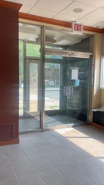 8300 S Marquette Ave, Chicago, IL à vendre - Vidéo sur l’annonce professionnelle – Image 2 sur 9