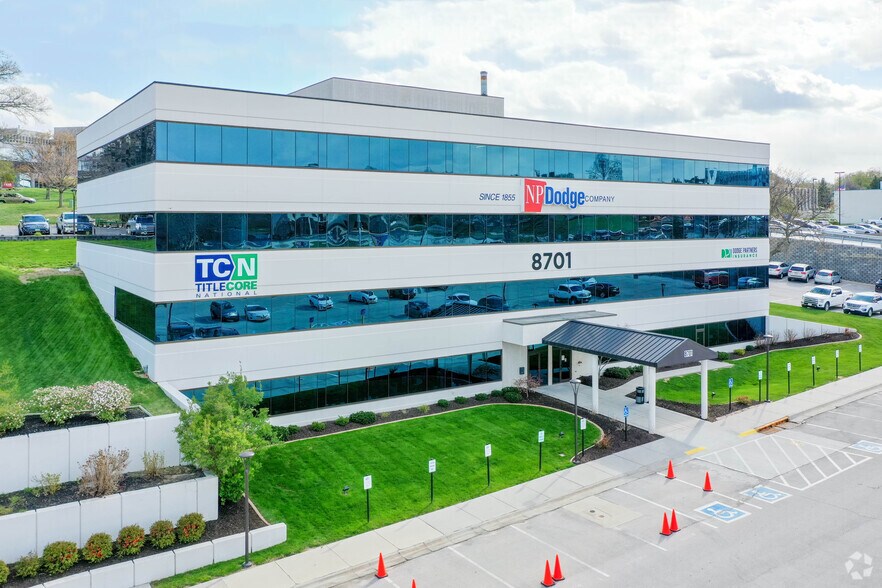 8701 W Dodge Rd, Omaha, NE à louer - Photo de l’immeuble – Image 2 sur 7