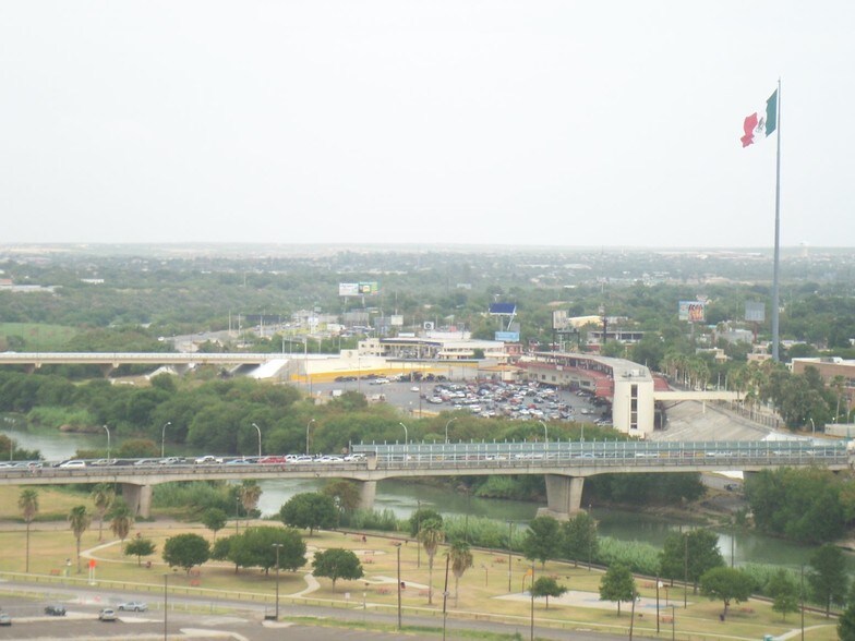 1 S Main Ave, Laredo, TX à vendre - Photo de l’immeuble – Image 3 sur 48