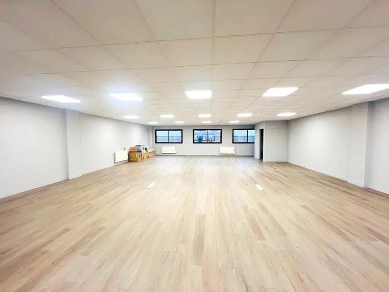 Local d’activités dans BOIS-D'ARCY à louer - Photo intérieure – Image 3 sur 4