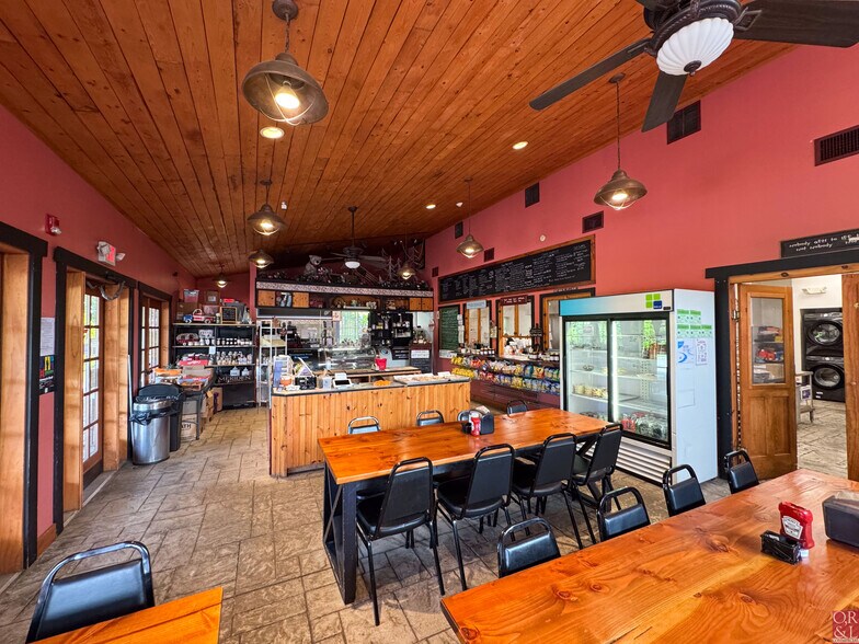 1320 E Main St, Meriden, CT à vendre - Photo intérieure – Image 2 sur 28