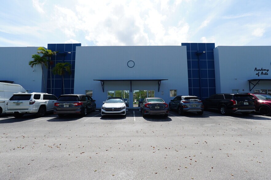 20841 Johnson St, Pembroke Pines, FL à louer - Photo de l’immeuble – Image 2 sur 39