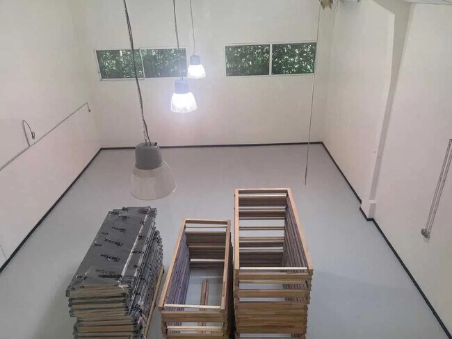 Plus de détails pour Bureau, Industriel/Logistique à louer