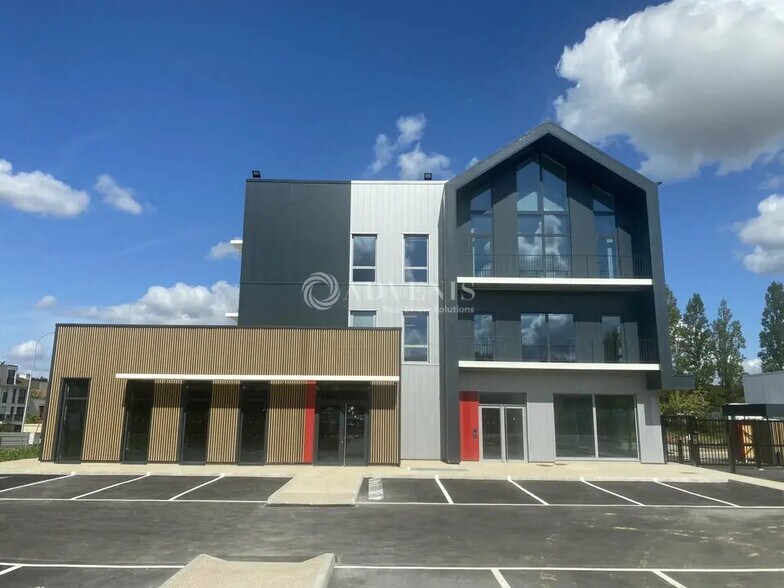 Bureau dans Plaisir à louer - Photo de l’immeuble – Image 2 sur 2