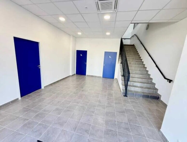 Bureau dans Trappes à louer - Photo de l’immeuble – Image 3 sur 12