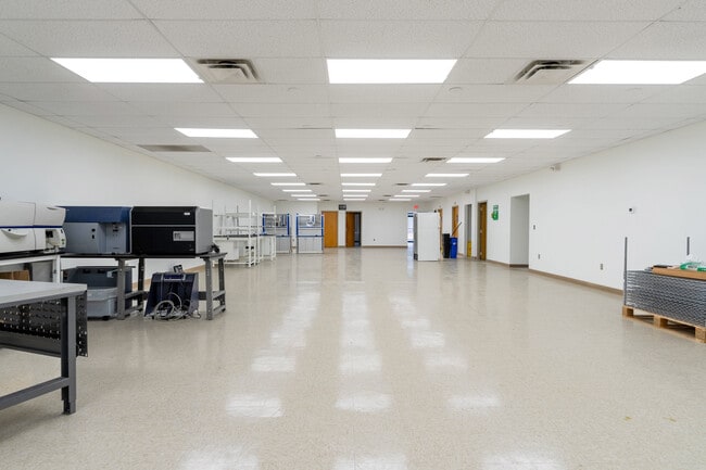 Plus de détails pour 111 Roberts St, East Hartford, CT - Bureau/Médical, Industriel/Logistique à louer