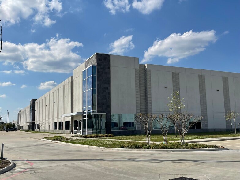 8550 Fallbrook Dr, Houston, TX à louer - Photo de l’immeuble – Image 1 sur 3