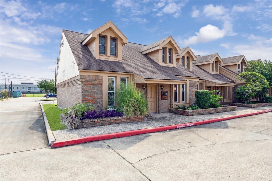 6910 Bellaire Blvd, Houston, TX à vendre - Photo de l’immeuble – Image 2 sur 15