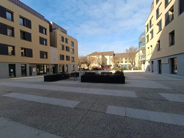 Local commercial dans Belley à vendre - Photo de l’immeuble – Image 3 sur 9