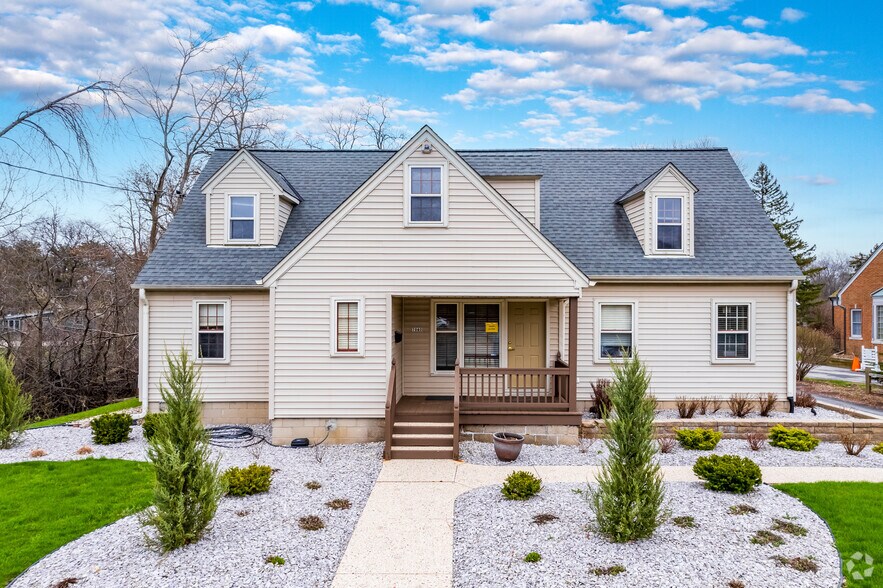 7040 N Green Bay Ave, Glendale, WI à vendre - Photo de l’immeuble – Image 3 sur 30